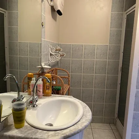 2 Dans Maison Typique